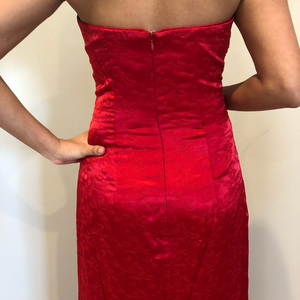Red gown - Picture 4 of 7